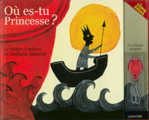 Livre théatre d'ombres pour enfants conçu et illustré par Nathalie Dieterlé. Des ombres chinoises sont projettés à l'interieur du livre grâce à une lampe de poche.