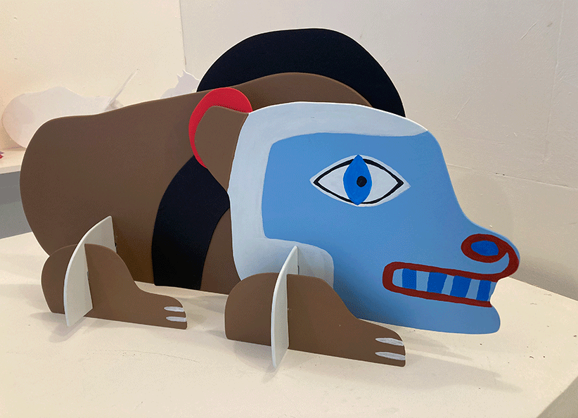 Ours en volume en bois peint avec des formes géométriques crée par l'illustratrice Nathalie dieterlé